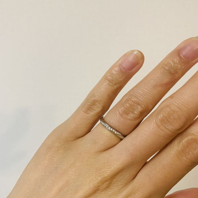 【4℃ BRIDAL(ヨンドシーブライダル)の口コミ】 値段・デザイン・着け心地が良かったのと、夫の指輪との組み合わせを考え…