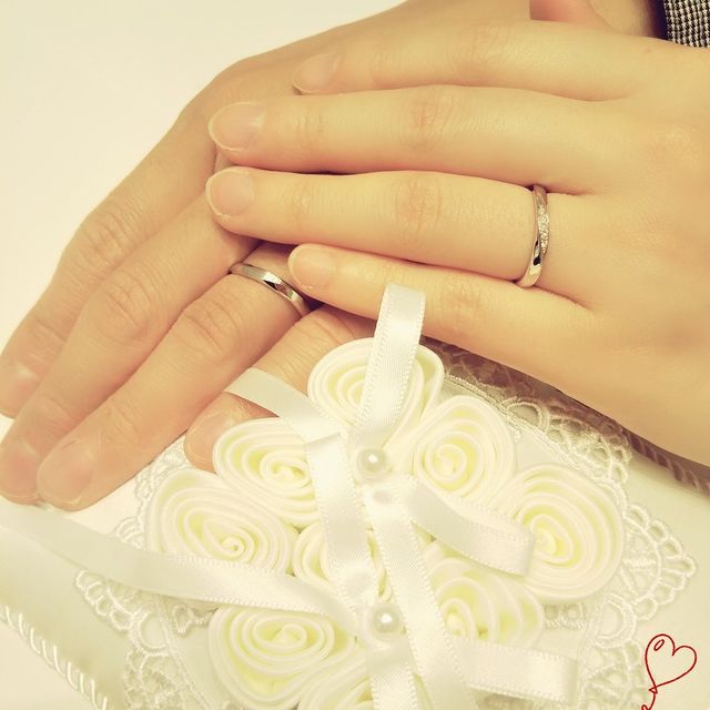 【4℃ BRIDAL(ヨンドシーブライダル)の口コミ】 女性用のリングは、ゆったりとしたウェーブラインに控えめだけど、キラキ…