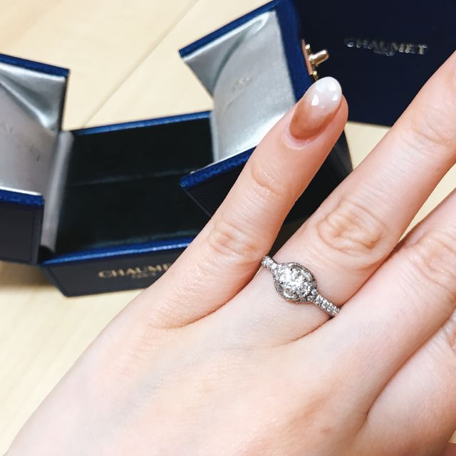 【ショーメ(CHAUMET)の口コミ】 彼が選んでくれたデザインです。ダイヤモンドの存在感が非常に強く、中央…