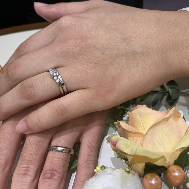 【ラザール ダイヤモンド【取扱店販売】の口コミ】 エンゲージリングは、リングとダイヤを留める爪が細くすっきりとしている…