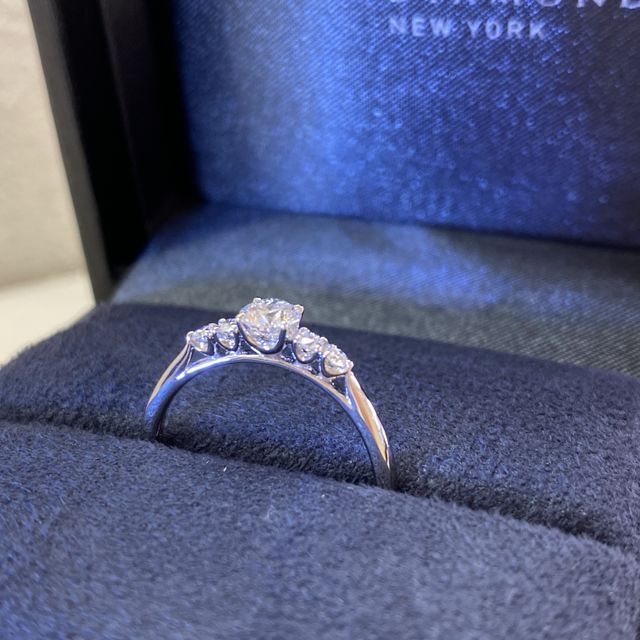 【ラザール ダイヤモンド【取扱店販売】の口コミ】 エンゲージリングは、リングとダイヤを留める爪が細くすっきりとしている…