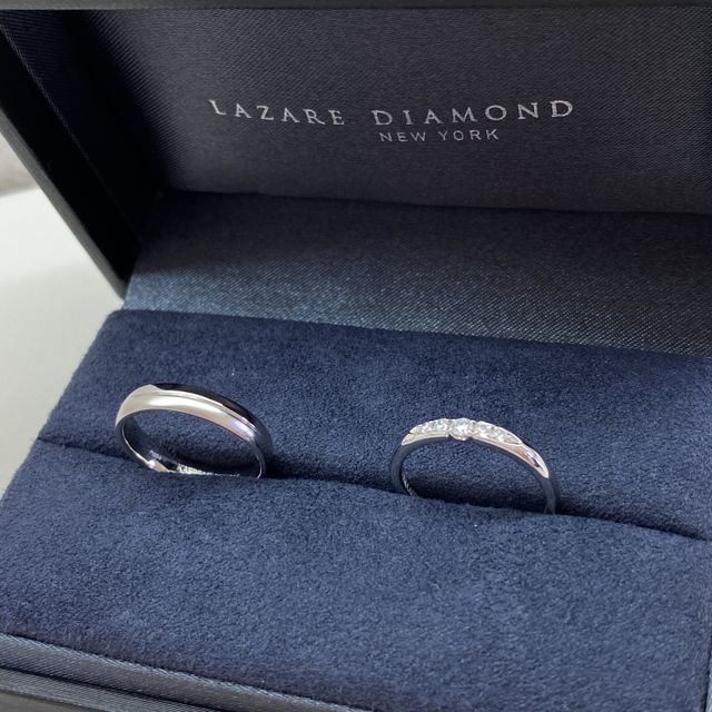 【ラザール ダイヤモンド【取扱店販売】の口コミ】 エンゲージリングは、リングとダイヤを留める爪が細くすっきりとしている…
