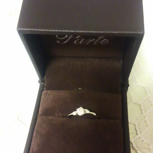 【パルテ熊本の口コミ】 婚約指輪と結婚指輪をセットで着用できるものを探していました。またデザ…