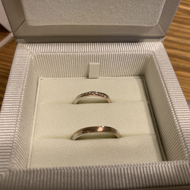 【AMOUR AMULET(アムール・アミュレット)の口コミ】 デザインが気に入りました。2色でシルバーとピンクゴールドの組み合わせが…