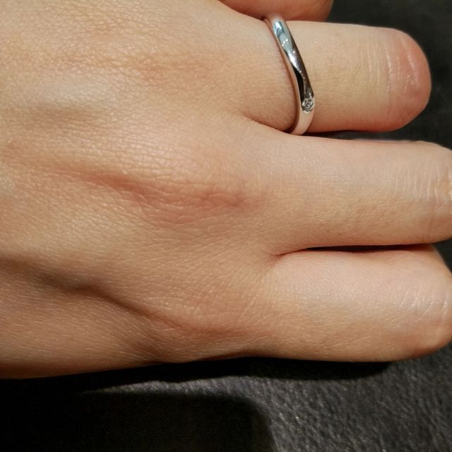 【TRECENTI(トレセンテ)の口コミ】 付け心地がよく、付けていても自然な感覚でした。指輪の形も、ウェーブが…