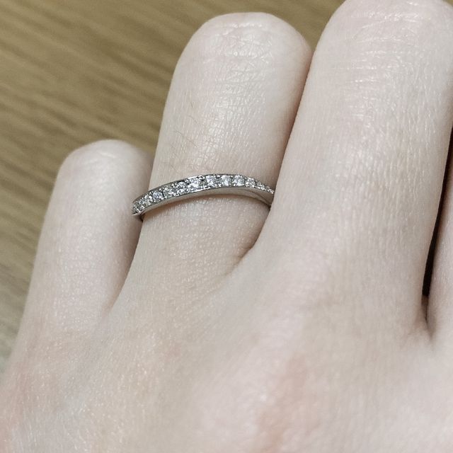 【FOREVERMARK(フォーエバーマーク)の口コミ】 いろいろ見せてもらってたくさんの指輪で悩んだのですが、この指輪のデザ…