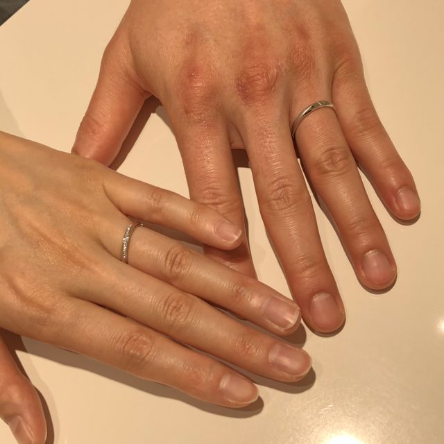 【4℃ BRIDAL(ヨンドシーブライダル)の口コミ】 指輪に散りばめられたダイヤとダイヤの感覚がとても少ないので、他のブラ…