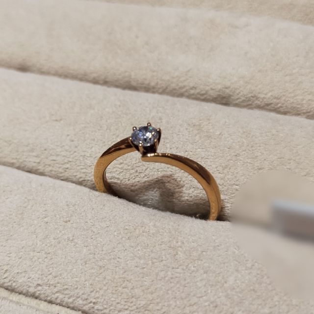 【TRECENTI(トレセンテ)の口コミ】 ダイヤモンド１石でイエローゴールドというのは初めから決めていました。
…
