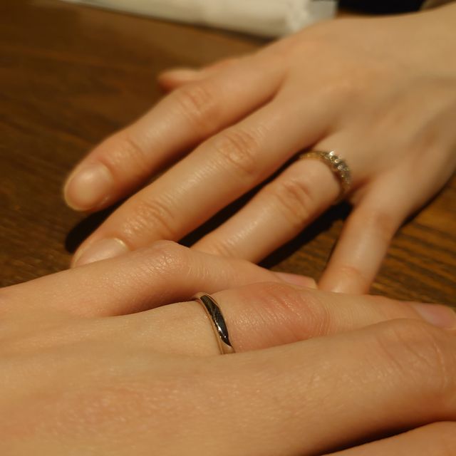 【銀座ダイヤモンドシライシの口コミ】 私(夫)のリングはねじりがはいっていて、シンプルですがつけて男らしさが…