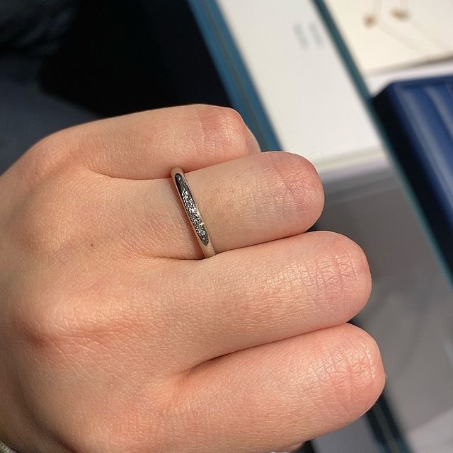 【銀座ダイヤモンドシライシの口コミ】 シンプルなデザインですが、真ん中に連なったダイヤモンドがとてもきれい…