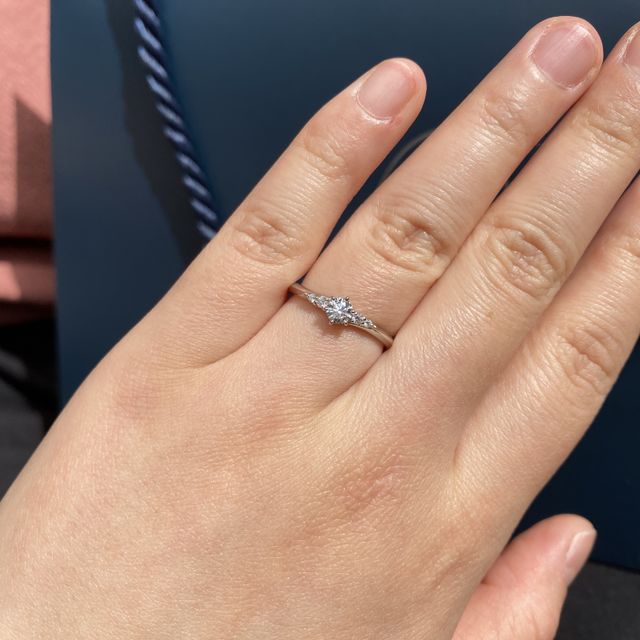 【銀座ダイヤモンドシライシの口コミ】 婚約指輪を選ぶ際に、メレタイプが欲しいと思っていました。お店でもメレ…