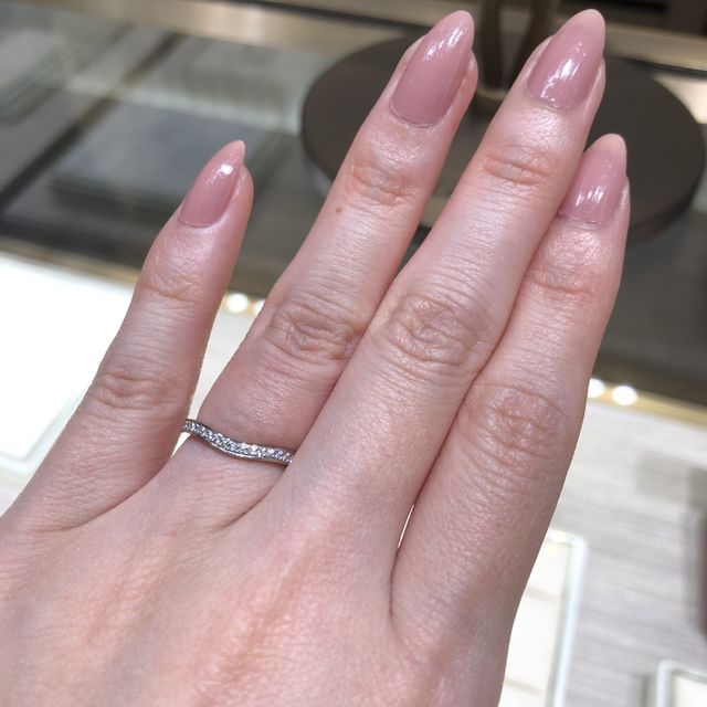 【カルティエ(Cartier)の口コミ】 中央部分が少しカーブがかかっていて、指にフィットしやすいデザインとな…