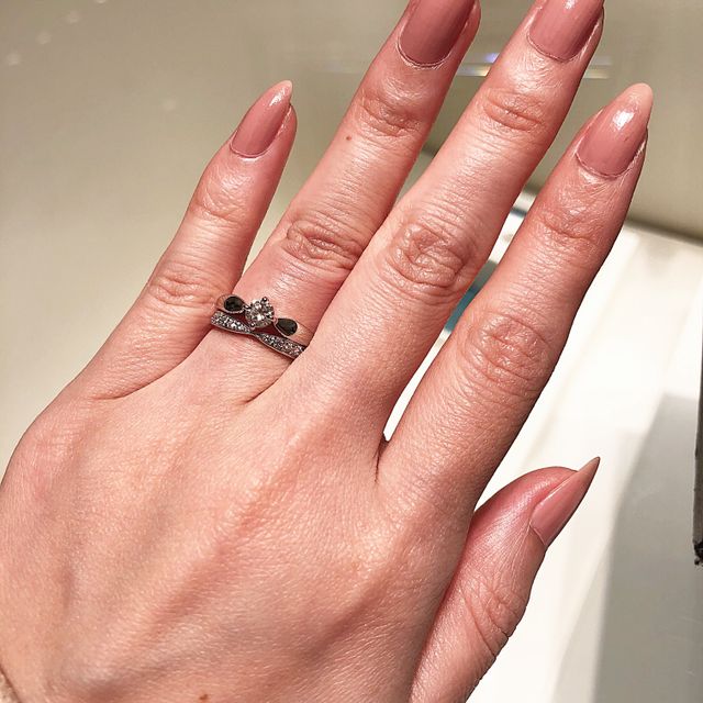 【ティファニー(Tiffany & Co.)の口コミ】 中央部分がリボンのように絞ったデザインになっていて、指が綺麗に見える…