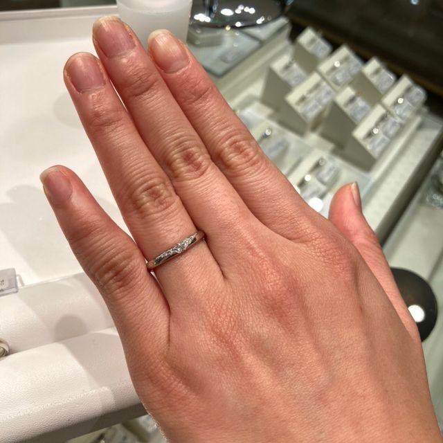 【festaria bijou SOPHIA(フェスタリア ビジュソフィア)の口コミ】 婚約指輪はなく、結婚指輪のみ探していると伝えると、こちらの指輪をすす…