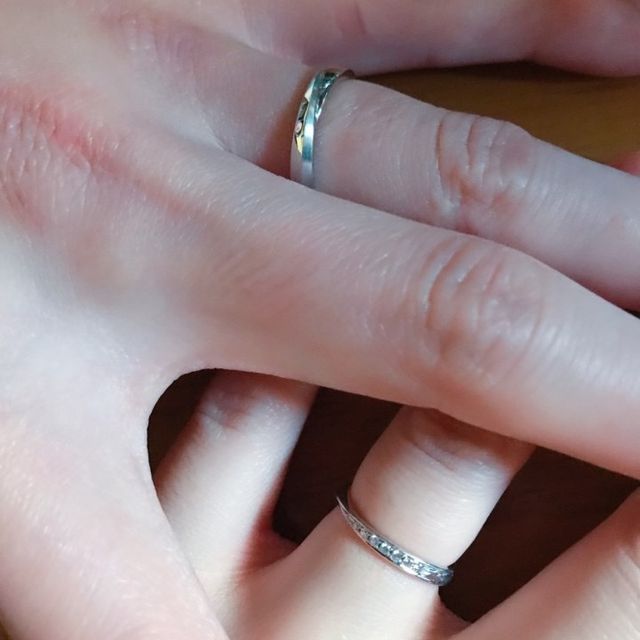 【COLANY(コラニー)の口コミ】 シンプルなデザイン且つ、男女どちらの手に馴染むウェーブのデザインがと…