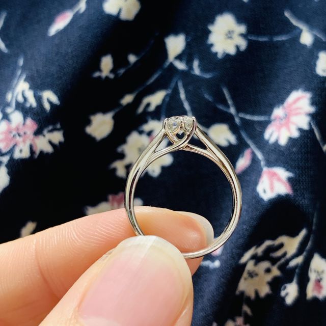 【銀座ダイヤモンドシライシの口コミ】 彼が先にダイヤを選んでくれて、2人でデザインを選びました。ダイヤの立ち…