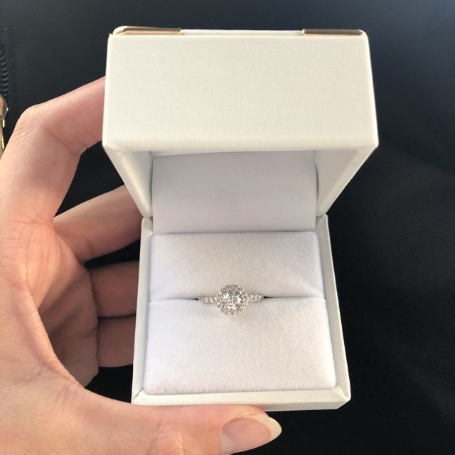 【宝寿堂(ほうじゅどう)の口コミ】 もともとはセンターダイヤのシンプルなものを考えていましたが
こちらのデ…