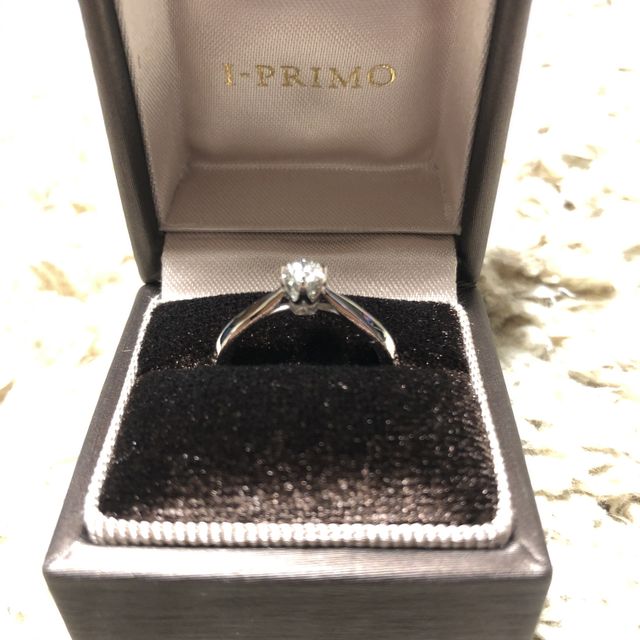 【アイプリモ(I-PRIMO)の口コミ】 ダイヤモンドがキラキラしていてとても美しい。横から見たリングもまた素…
