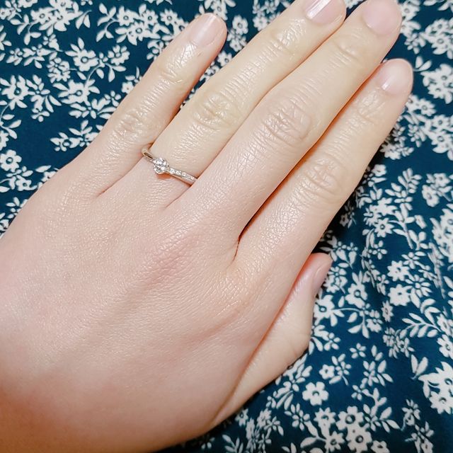 【4℃ BRIDAL(ヨンドシーブライダル)の口コミ】 とても可愛いデザインだった。ウェーブがあることで、指がスタイル良く見…