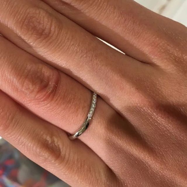 【俄(にわか)の口コミ】 華奢なデザインが全体的に上品な印象であり、指馴染みがよくウェーブライ…