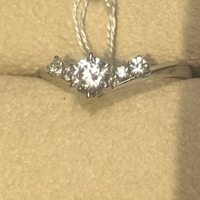 【ith(イズ)の口コミ】 Vのような形になる指輪はやはり指が長く見えるのでとても綺麗でした。深く…