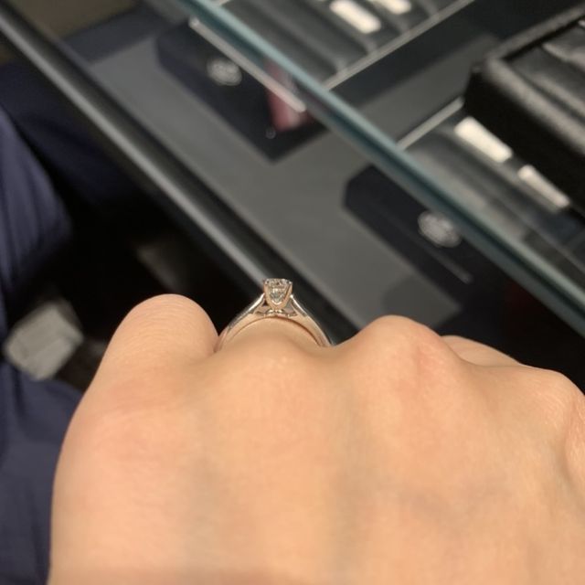 【エクセルコダイヤモンド(EXELCO DIAMOND)の口コミ】 ダイヤが際立つよう高さのある指輪を探しており、こちらをオススメしてい…