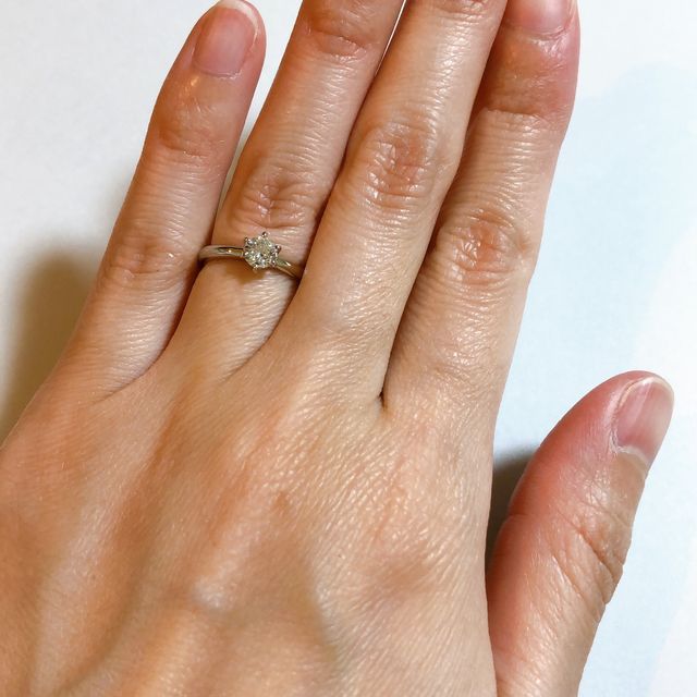 【BRILLIANCE+(ブリリアンスプラス)の口コミ】 一粒ダイヤの素材の良さがわかるシンプルな指輪だったため。細身なデザイ…