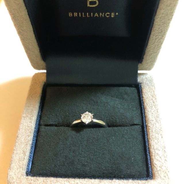 【BRILLIANCE+(ブリリアンスプラス)の口コミ】 一粒ダイヤの素材の良さがわかるシンプルな指輪だったため。細身なデザイ…