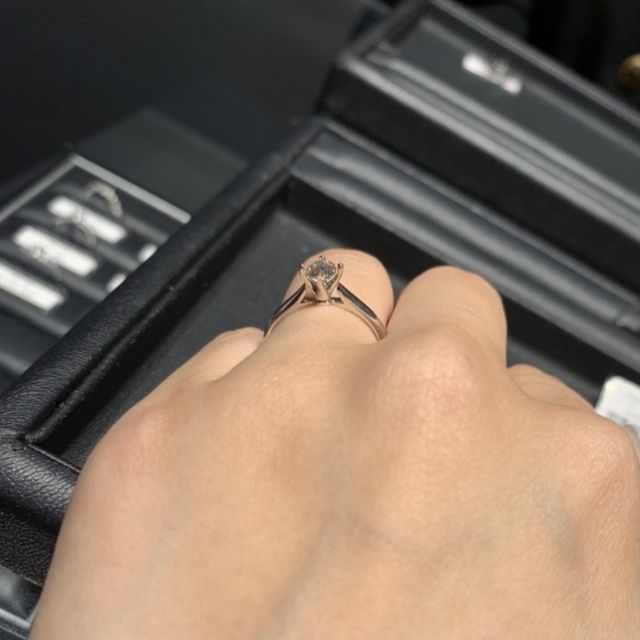 【エクセルコダイヤモンド(EXELCO DIAMOND)の口コミ】 ダイヤが際立つよう高さのある指輪を探しており、こちらをオススメしてい…
