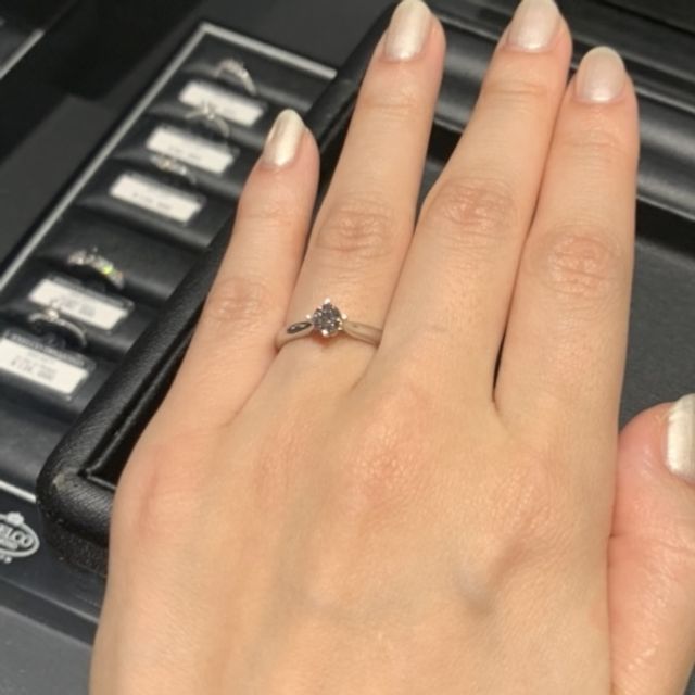 【エクセルコダイヤモンド(EXELCO DIAMOND)の口コミ】 ダイヤが際立つよう高さのある指輪を探しており、こちらをオススメしてい…