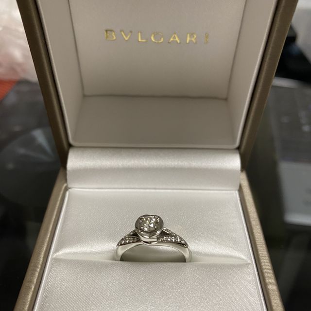 【ブルガリ(BVLGARI)の口コミ】 中心に大粒のダイヤがあり、そのダイヤの周りにもパヴェダイヤが散りばめ…
