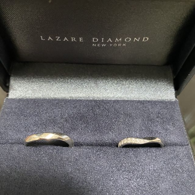 【ラザール ダイヤモンド(LAZARE DIAMOND)の口コミ】 ダイヤモンドが付いているタイプが良かったのと、婚約指輪と重ね付けがで…