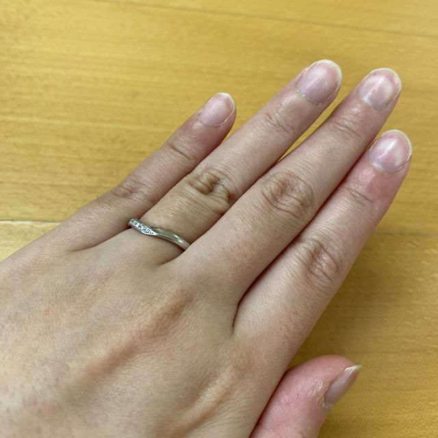 【ラザール ダイヤモンド(LAZARE DIAMOND)の口コミ】 ダイヤモンドが付いているタイプが良かったのと、婚約指輪と重ね付けがで…
