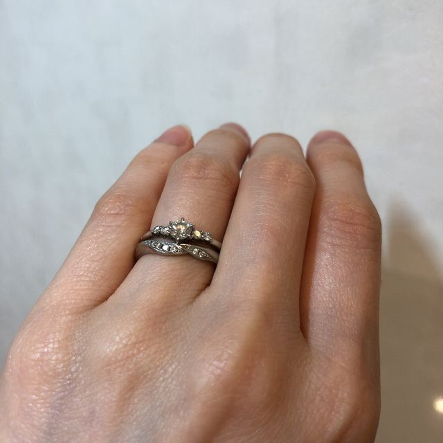 【BRILLIANCE+(ブリリアンスプラス)の口コミ】 指輪のデザインは、結婚指輪単体でもデザイン性があり少し華やかに見える…