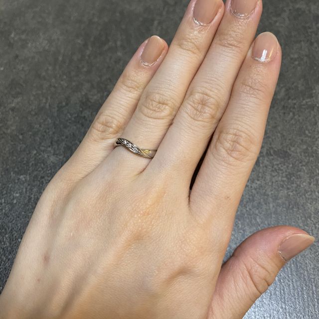 【ラザール ダイヤモンド(LAZARE DIAMOND)の口コミ】 事前にイメージしていた結婚指輪とは全く異なるウェーブデザインですが、…