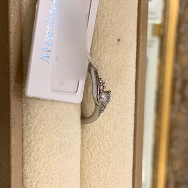 【Mariage ent(マリアージュエント)の口コミ】 緩やかなウェーブラインが上品で綺麗なリングです。葉っぱの形の様なデザ…