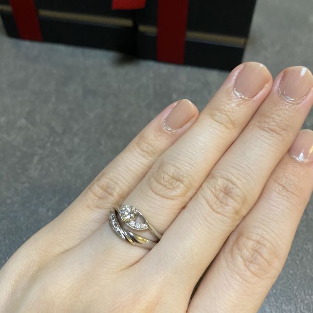 【ラザール ダイヤモンド(LAZARE DIAMOND)の口コミ】 結婚指輪のデザインを先に決め、それに会う婚約指輪を探しました。結婚指…