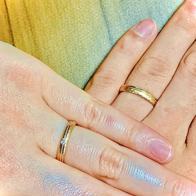 【acredo(アクレード)の口コミ】 新婦の大好きなピンクゴールドのリングに、斜めのラインに打ち込まれた小…