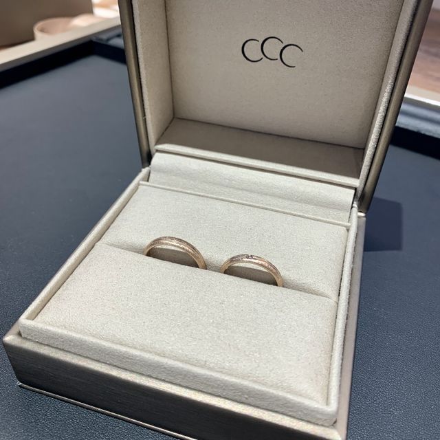 【acredo(アクレード)の口コミ】 新婦の大好きなピンクゴールドのリングに、斜めのラインに打ち込まれた小…