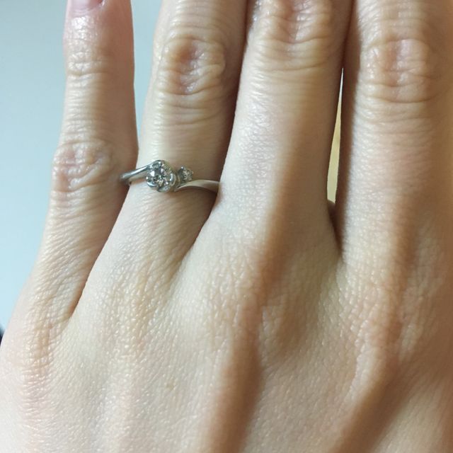 【4℃ BRIDAL(ヨンドシーブライダル)の口コミ】 よく婚約指輪でみるシンプルなひとつのダイヤがついた指輪よりも、少し違…