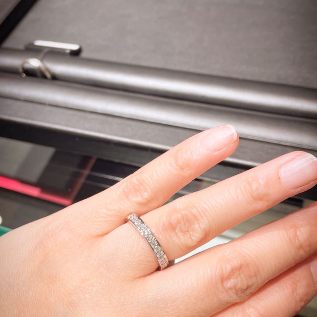 【ラザール ダイヤモンド(LAZARE DIAMOND)の口コミ】 結婚指輪として普段使いしたかったので、レール留めで1番キラキラしていた…
