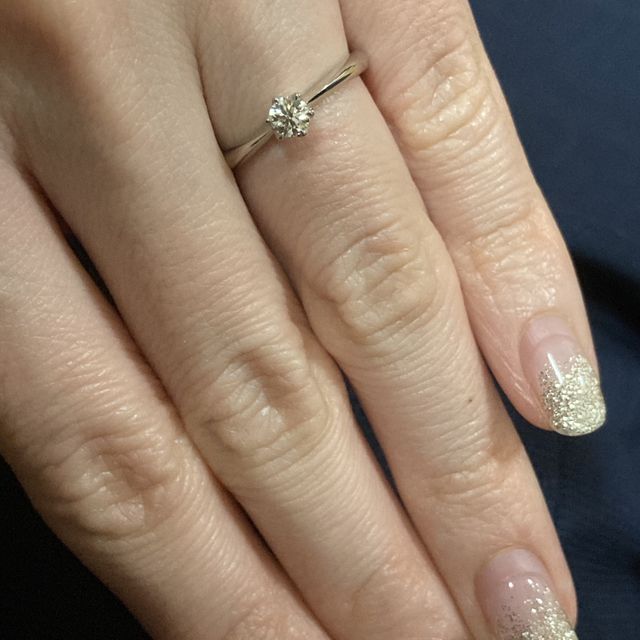 【ラザール ダイヤモンド(LAZARE DIAMOND)の口コミ】 ラザールの特徴であるダイヤモンドの輝きに魅了されて決めました！
小ぶり…