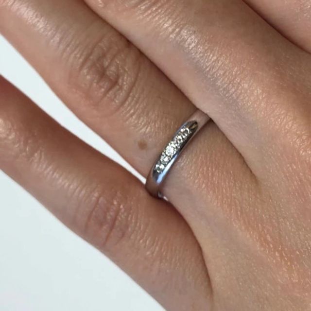 【BRILLIANCE+(ブリリアンスプラス)の口コミ】 リングの中央にダイヤモンドが配置されたプチエタニティというコンセプト…