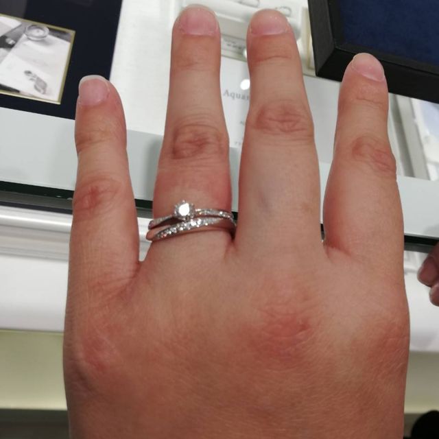 【4℃ BRIDAL(ヨンドシーブライダル)の口コミ】 360°ウェーブリングとなっており着用時に手の動きにフィットするデザ…