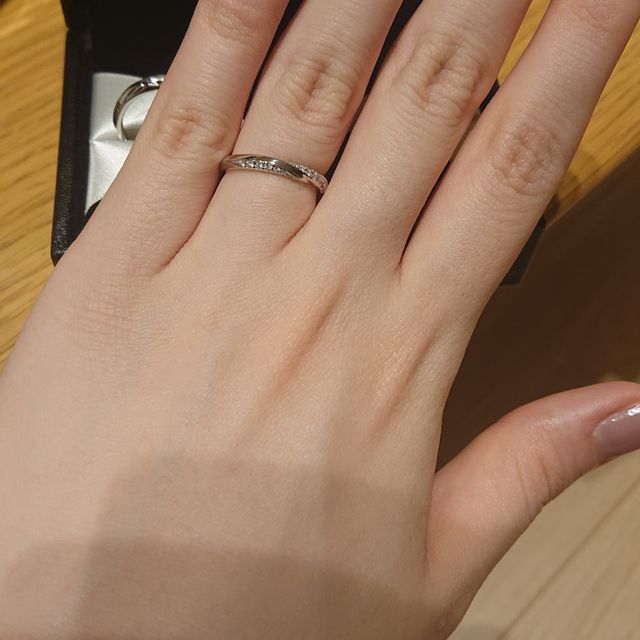 【エクセルコダイヤモンド(EXELCO DIAMOND)の口コミ】 結婚指輪は石なしのつもりでしたが、デザインに惹かれて決めました。シン…