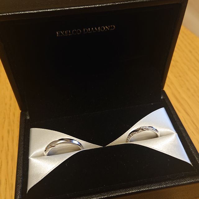 【エクセルコダイヤモンド(EXELCO DIAMOND)の口コミ】 結婚指輪は石なしのつもりでしたが、デザインに惹かれて決めました。シン…