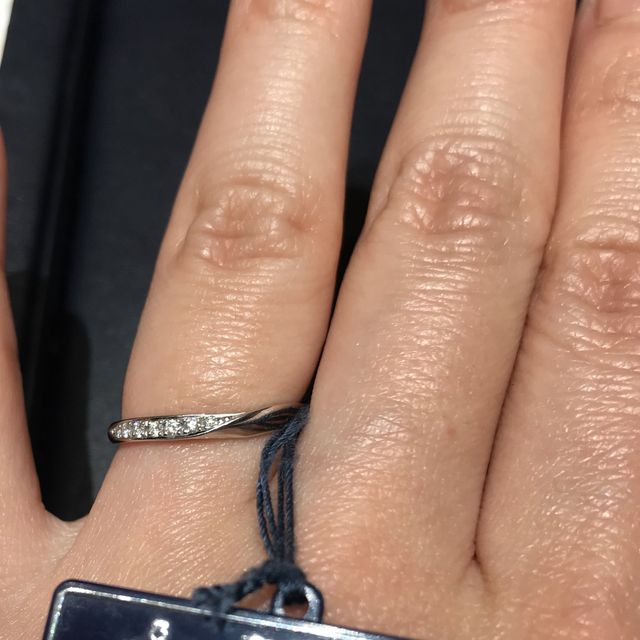 【ROYAL ASSCHER(ロイヤル・アッシャー)の口コミ】 素材はプラチナで、斜めに小さいダイヤモンドがたくさん入っているデザイ…