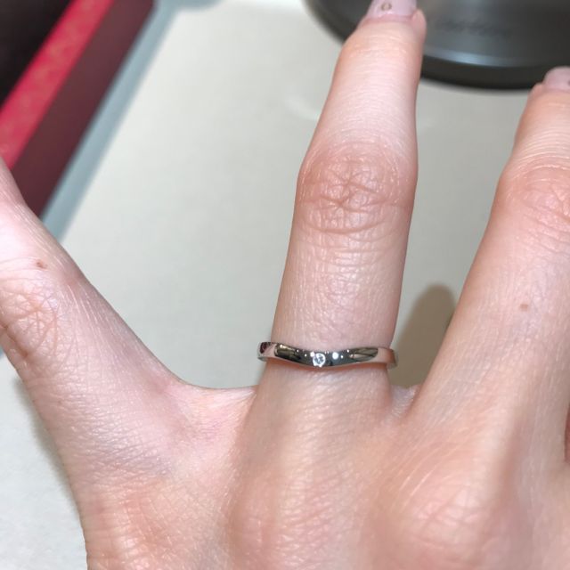 【カルティエ(Cartier)の口コミ】 表のダイヤ1つぶですが裏に2粒ダイヤが付いていて、さらにロゴも入ってい…