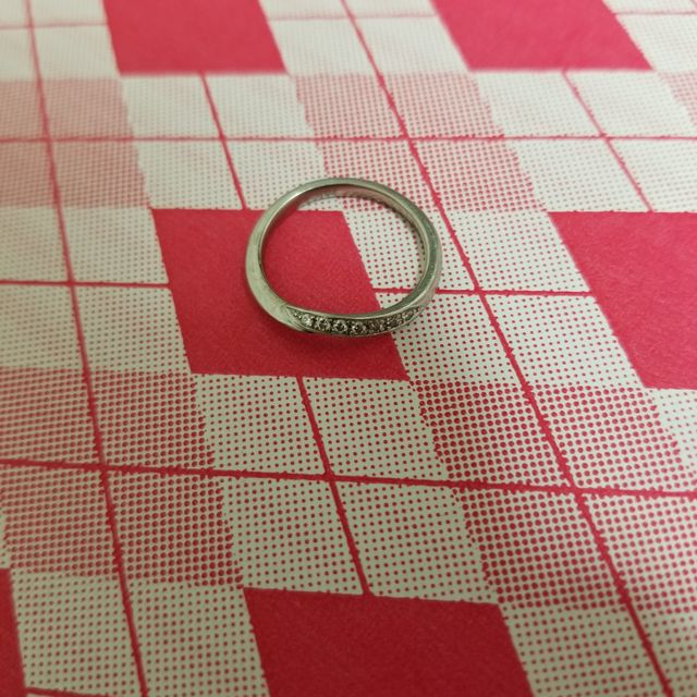 【俄(にわか)の口コミ】 デザインはゆるやかなカーブが入っているのと、バランス良くダイヤも入っ…