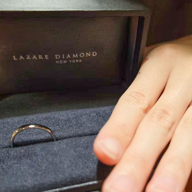 【ラザール ダイヤモンド(LAZARE DIAMOND)の口コミ】 正面の横の三方向にダイヤが付いていて、スタイリッシュかつキラキラかわ…